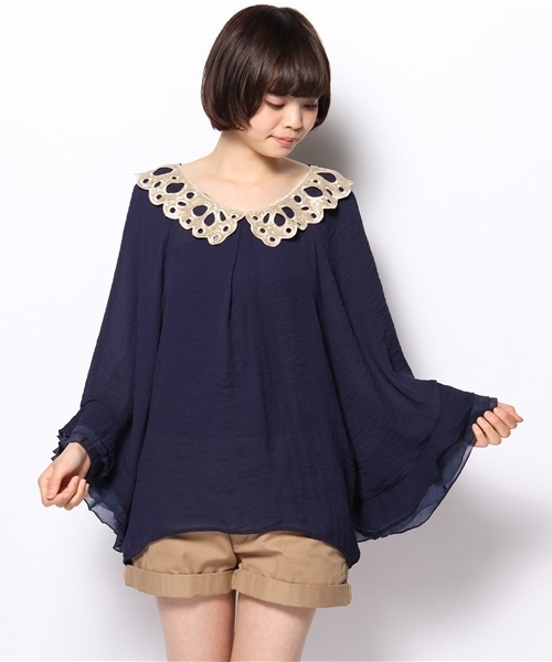 mystic（ミスティック）の「【mystic】 モチーフ付袖フリルP/O（シャツ/ブラウス・レディース・オフホワイト/ベージュ/ブラック/ネイビー・ﾌﾘ-）」の4枚目の写真