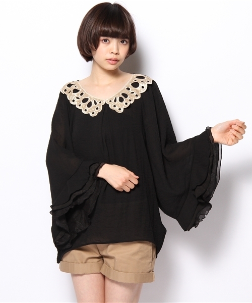 mystic（ミスティック）の「【mystic】 モチーフ付袖フリルP/O（シャツ/ブラウス・レディース・オフホワイト/ベージュ/ブラック/ネイビー・ﾌﾘ-）」の2枚目の写真