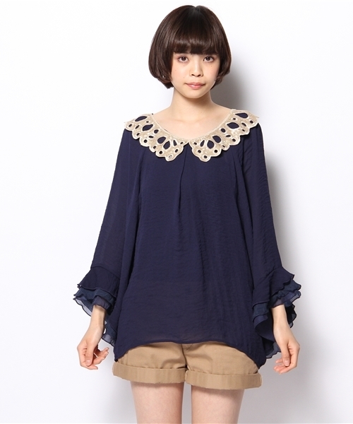 mystic（ミスティック）の「【mystic】 モチーフ付袖フリルP/O（シャツ/ブラウス・レディース・オフホワイト/ベージュ/ブラック/ネイビー・ﾌﾘ-）」の5枚目の写真