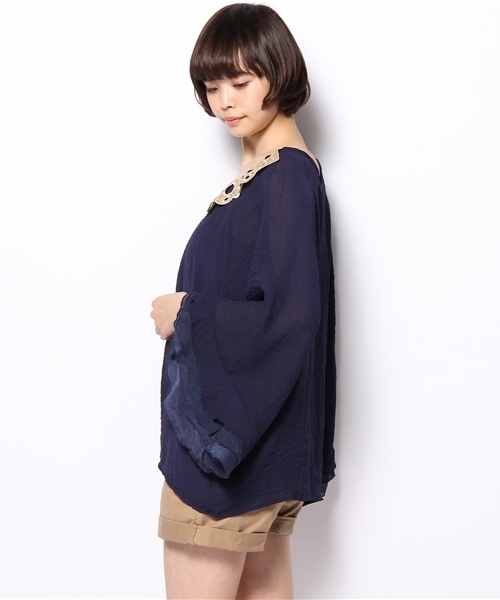 mystic（ミスティック）の「【mystic】 モチーフ付袖フリルP/O（シャツ/ブラウス・レディース・オフホワイト/ベージュ/ブラック/ネイビー・ﾌﾘ-）」の8枚目の写真