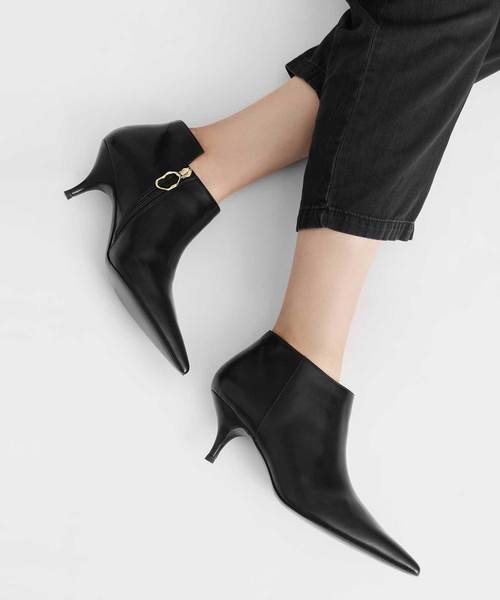 CHARLES & KEITH(チャールズ & キース)の「ポインテッドアンクルブーツ / POINTED ANKLE BOOTS(ブーツ・レディース・ブラック/ダークブラウン/グリーン・22.5cm/23cm/23.5cm/24.5cm/25cm/25.5cm)」の4枚目の写真