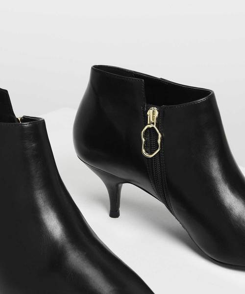 CHARLES & KEITH(チャールズ & キース)の「ポインテッドアンクルブーツ / POINTED ANKLE BOOTS(ブーツ・レディース・ブラック/ダークブラウン/グリーン・22.5cm/23cm/23.5cm/24.5cm/25cm/25.5cm)」の7枚目の写真