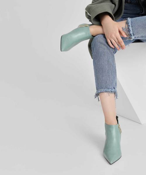CHARLES & KEITH(チャールズ & キース)の「ポインテッドアンクルブーツ / POINTED ANKLE BOOTS(ブーツ・レディース・ブラック/ダークブラウン/グリーン・22.5cm/23cm/23.5cm/24.5cm/25cm/25.5cm)」の16枚目の写真