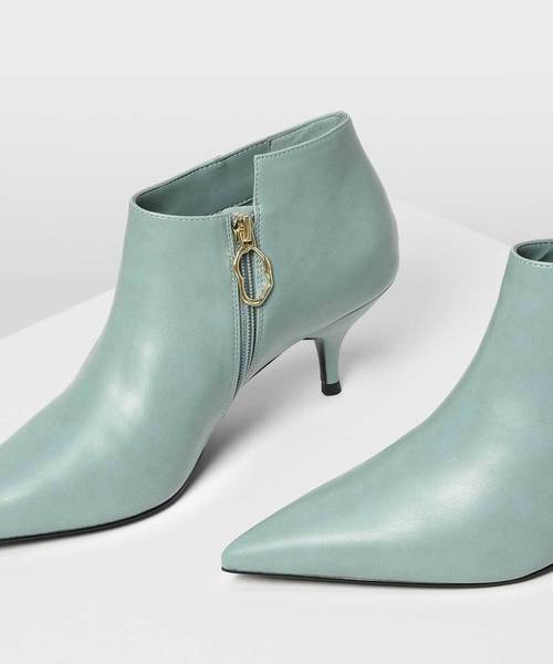 CHARLES & KEITH(チャールズ & キース)の「ポインテッドアンクルブーツ / POINTED ANKLE BOOTS(ブーツ・レディース・ブラック/ダークブラウン/グリーン・22.5cm/23cm/23.5cm/24.5cm/25cm/25.5cm)」の19枚目の写真