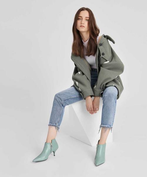 CHARLES & KEITH(チャールズ & キース)の「ポインテッドアンクルブーツ / POINTED ANKLE BOOTS(ブーツ・レディース・ブラック/ダークブラウン/グリーン・22.5cm/23cm/23.5cm/24.5cm/25cm/25.5cm)」の20枚目の写真