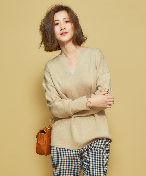 Abahouse Devinette（ドゥヴィネット）の「コットンカシミアスリットネックプルオーバー（ニット/セーター・レディース・ホワイト/ベージュ/ネイビー・フリー）」の3枚目の写真