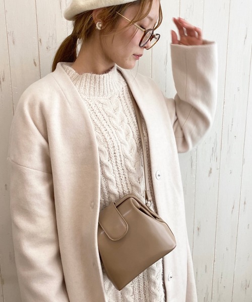 archives（アルシーヴ）の「ガラス合皮がま口ショルダー（ショルダーバッグ・レディース・ブラック/ベージュ/レンガ・MEDIUM）」の7枚目の写真