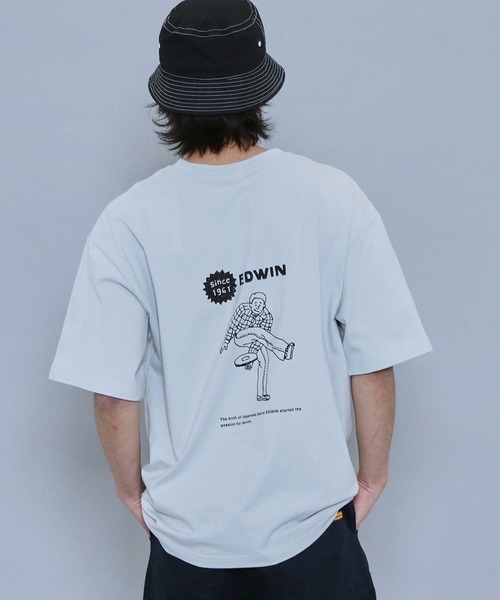EDWIN（エドウィン）の「EDWIN x ニシクボサユリ アーティストコラボTシャツ（Tシャツ/カットソー・レディース・ホワイト/ブラック/ホワイト系その他/グレイッシュブルー・MEDIUM/LARGE/X-LARGE）」の4枚目の写真