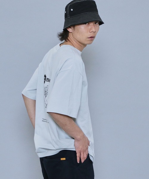 EDWIN（エドウィン）の「EDWIN x ニシクボサユリ アーティストコラボTシャツ（Tシャツ/カットソー・レディース・ホワイト/ブラック/ホワイト系その他/グレイッシュブルー・MEDIUM/LARGE/X-LARGE）」の11枚目の写真