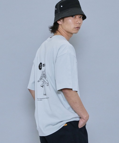 EDWIN（エドウィン）の「EDWIN x ニシクボサユリ アーティストコラボTシャツ（Tシャツ/カットソー・レディース・ホワイト/ブラック/ホワイト系その他/グレイッシュブルー・MEDIUM/LARGE/X-LARGE）」の19枚目の写真