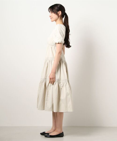 ANDGEEBEE(アンジービー)の「ティアードロングワンピ(ワンピース・レディース・ライトグレー/ライトベージュ・MEDIUM)」の12枚目の写真