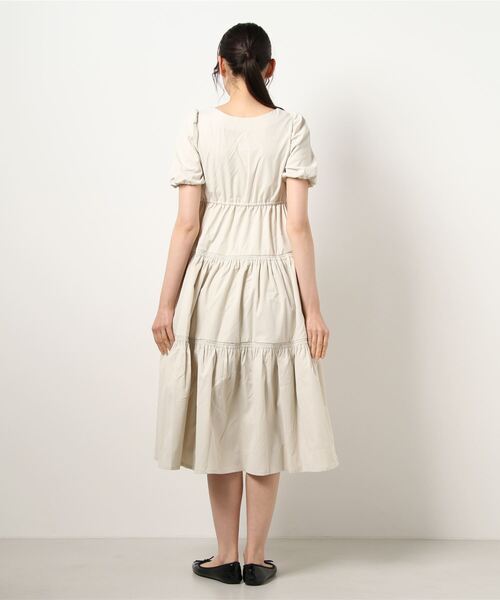 ANDGEEBEE(アンジービー)の「ティアードロングワンピ(ワンピース・レディース・ライトグレー/ライトベージュ・MEDIUM)」の5枚目の写真