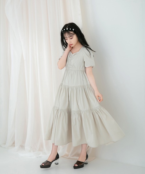 ANDGEEBEE(アンジービー)の「ティアードロングワンピ(ワンピース・レディース・ライトグレー/ライトベージュ・MEDIUM)」の1枚目の写真