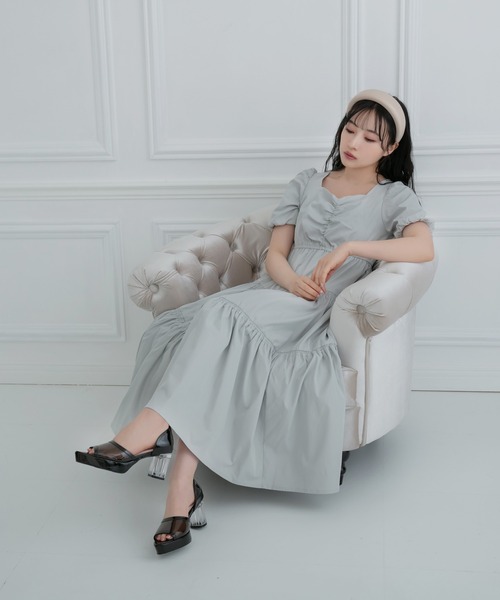 ANDGEEBEE(アンジービー)の「ティアードロングワンピ(ワンピース・レディース・ライトグレー/ライトベージュ・MEDIUM)」の2枚目の写真