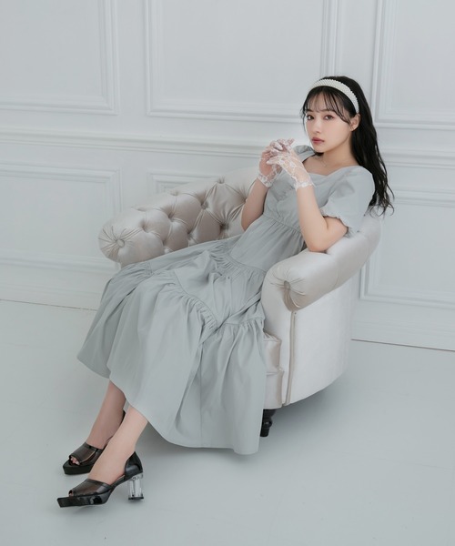 ANDGEEBEE(アンジービー)の「ティアードロングワンピ(ワンピース・レディース・ライトグレー/ライトベージュ・MEDIUM)」の4枚目の写真