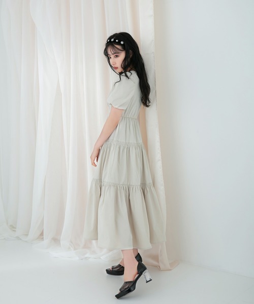 ANDGEEBEE(アンジービー)の「ティアードロングワンピ(ワンピース・レディース・ライトグレー/ライトベージュ・MEDIUM)」の3枚目の写真