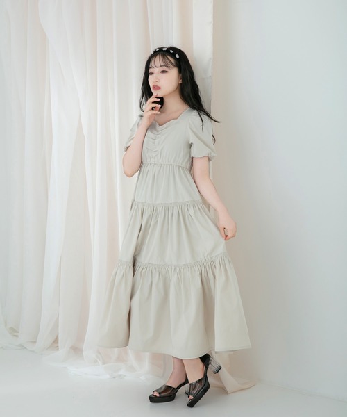 ANDGEEBEE(アンジービー)の「ティアードロングワンピ(ワンピース・レディース・ライトグレー/ライトベージュ・MEDIUM)」の10枚目の写真