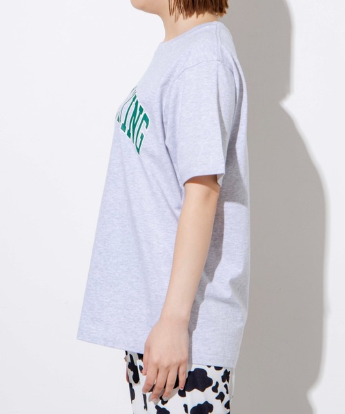 WEGO(ウィゴー)の「WEGO/カレッジロゴプリントTシャツ(Tシャツ/カットソー・レディース・ホワイト/ホワイト系その他/杢グレー/ライトパープル/オートミール/ブルー・SMALL/MEDIUM/LARGE/X-LARGE)」の20枚目の写真