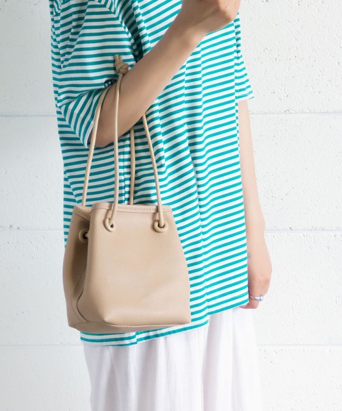 me+em select(ミームセレクト)の「【ポーチ付】スムースレザー巾着ハンドバッグ【数量限定販売】(ハンドバッグ・レディース・ホワイト/ブラック/ベージュ/イエロー/ブルー・FREE)」の1枚目の写真