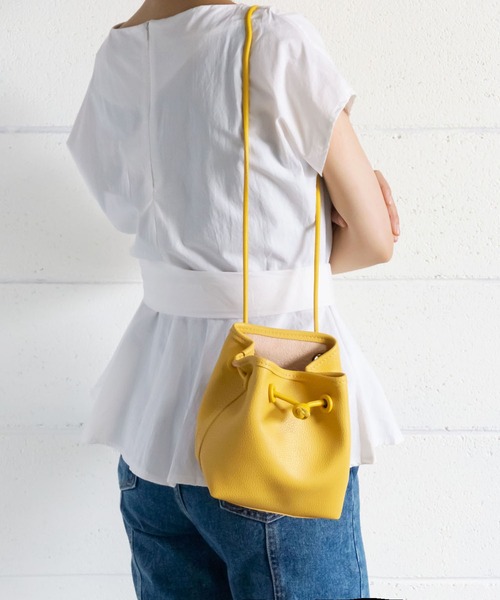 me+em select(ミームセレクト)の「【ポーチ付】スムースレザー巾着ハンドバッグ【数量限定販売】(ハンドバッグ・レディース・ホワイト/ブラック/ベージュ/イエロー/ブルー・FREE)」の2枚目の写真