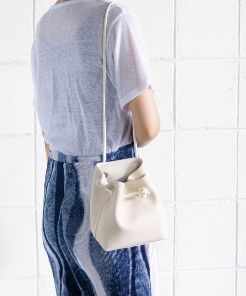 me+em select(ミームセレクト)の「【ポーチ付】スムースレザー巾着ハンドバッグ【数量限定販売】(ハンドバッグ・レディース・ホワイト/ブラック/ベージュ/イエロー/ブルー・FREE)」の7枚目の写真