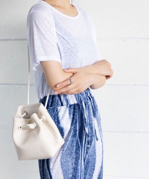 me+em select(ミームセレクト)の「【ポーチ付】スムースレザー巾着ハンドバッグ【数量限定販売】(ハンドバッグ・レディース・ホワイト/ブラック/ベージュ/イエロー/ブルー・FREE)」の6枚目の写真