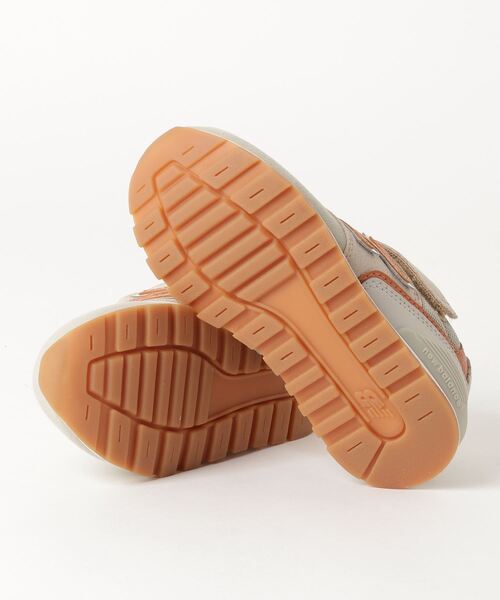 NEW BALANCE（ニューバランス）の「YV996（スニーカー・キッズ・ベージュ/ネイビー系・22.5cm/23.5cm/17.5cm/18.5cm/23.0cm/24.0cm/20.5cm/21.5cm/22.0cm/19.5cm/17.0cm/18.0cm/19.0cm/20.0cm/21.0cm）」の4枚目の写真