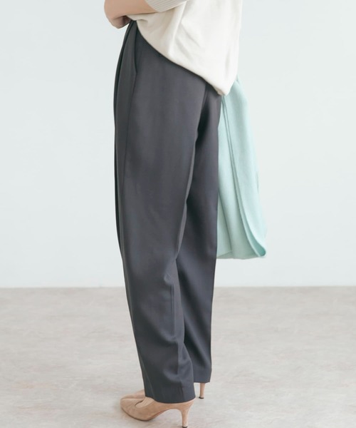 URBAN RESEARCH ROSSO WOMEN（アーバンリサーチ　ロッソ）の「コクーンタックトラウザー（その他パンツ・レディース・チャコールグレー/モカ/レッド・38/36）」の6枚目の写真