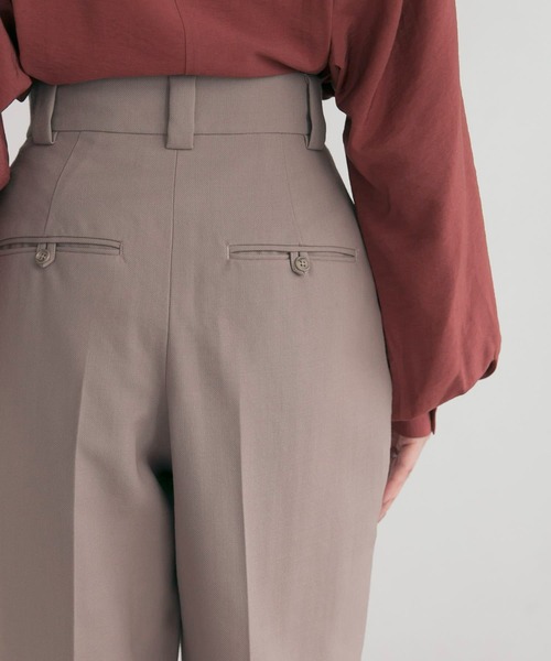 URBAN RESEARCH ROSSO WOMEN（アーバンリサーチ　ロッソ）の「コクーンタックトラウザー（その他パンツ・レディース・チャコールグレー/モカ/レッド・38/36）」の12枚目の写真