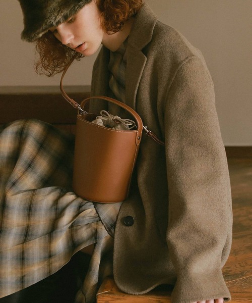 EFOLE（エフォル）の「【EFOLE】 キャンバス巾着付き バケットバッグ（ハンドバッグ・レディース・ブラック/キャメル・FREE）」の2枚目の写真