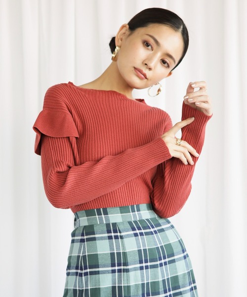 ENNEA(エンネア)の「【2021AW】肩フリルデザイン・抗ピリングモダールヤーン12Gリブニット(ニット/セーター・レディース・ベージュ/レッド/ブルー/キャメル・M)」の4枚目の写真