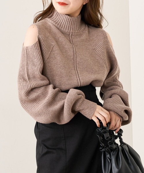Chico（チコ）の「【新色追加】肩スリットハイネックルーズニット（ニット/セーター・レディース・ブラウン/アイボリー/ブラック/ライトグレー・FREE）」の4枚目の写真