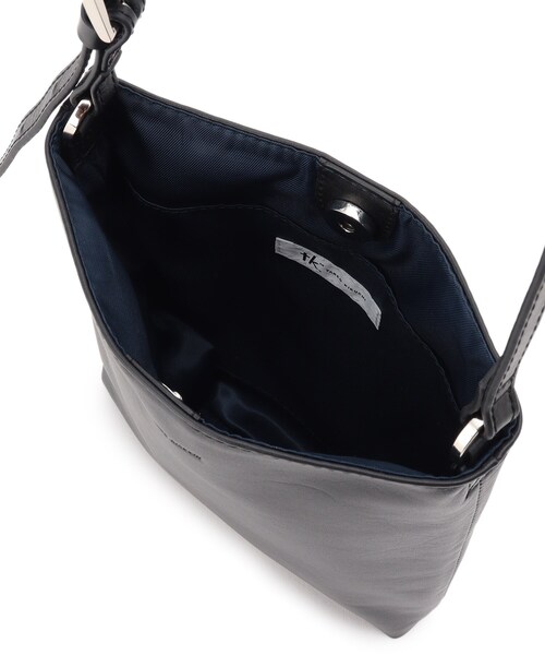 tk.TAKEO KIKUCHI（ティーケータケオキクチ）の「◆【WEB限定】リアルレザーショルダーポーチ（ショルダーバッグ・メンズ・ブラック/ダークブラウン・00）」の6枚目の写真