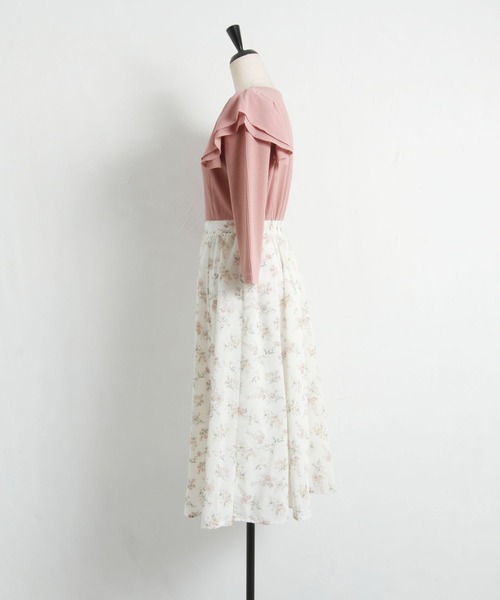 tocco closet（トッコ　クローゼット）の「肩シフォンフリル付きリブカットソー×フラワープリントドッキングワンピース（ワンピース・レディース・ネイビー/ピンク・M）」の17枚目の写真