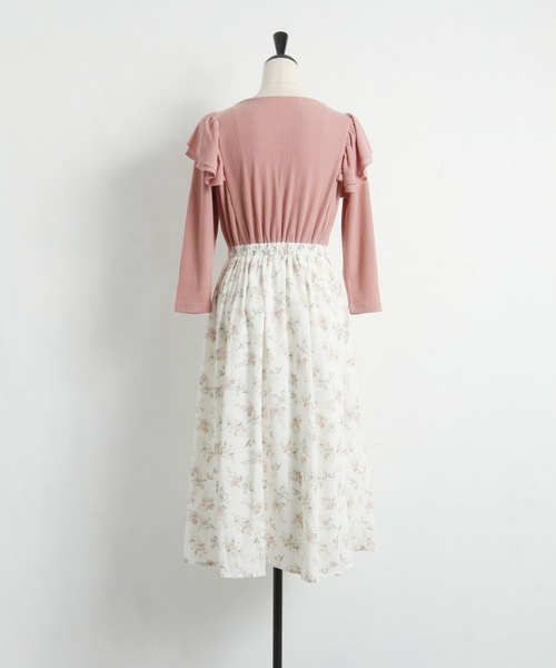 tocco closet（トッコ　クローゼット）の「肩シフォンフリル付きリブカットソー×フラワープリントドッキングワンピース（ワンピース・レディース・ネイビー/ピンク・M）」の10枚目の写真