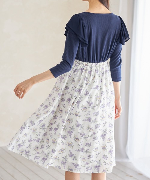 tocco closet（トッコ　クローゼット）の「肩シフォンフリル付きリブカットソー×フラワープリントドッキングワンピース（ワンピース・レディース・ネイビー/ピンク・M）」の3枚目の写真