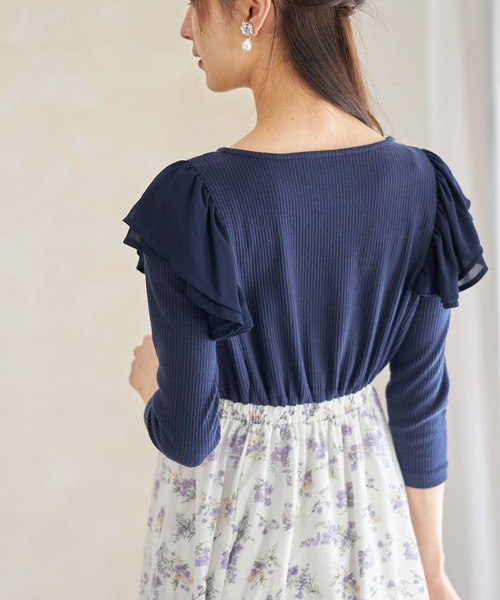 tocco closet（トッコ　クローゼット）の「肩シフォンフリル付きリブカットソー×フラワープリントドッキングワンピース（ワンピース・レディース・ネイビー/ピンク・M）」の11枚目の写真