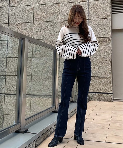 FREE'S MART（フリーズマート）の「ピンタック前後差フレアデニムパンツ（デニムパンツ・レディース・インディゴブルー・マルチサイズ）」の6枚目の写真