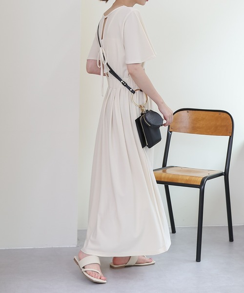 バックオープンロングワンピース