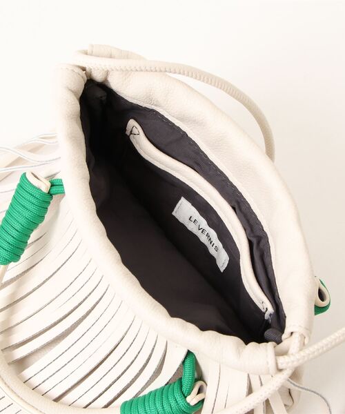 LE VERNIS(ル・ベルニ)の「フリンジショルダー(ショルダーバッグ・レディース・カーキ/アイボリー・ONE SIZE)」の6枚目の写真