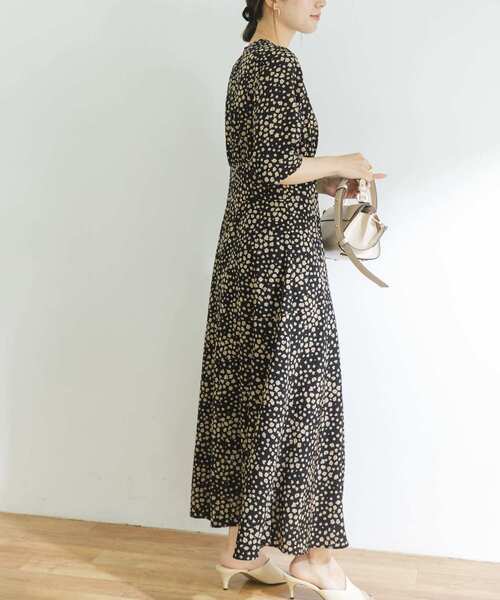 URBAN RESEARCH（アーバンリサーチ）の「ランダムフラワープリントワンピース（ワンピース・レディース・ブラック/ネイビー・38/36）」の10枚目の写真