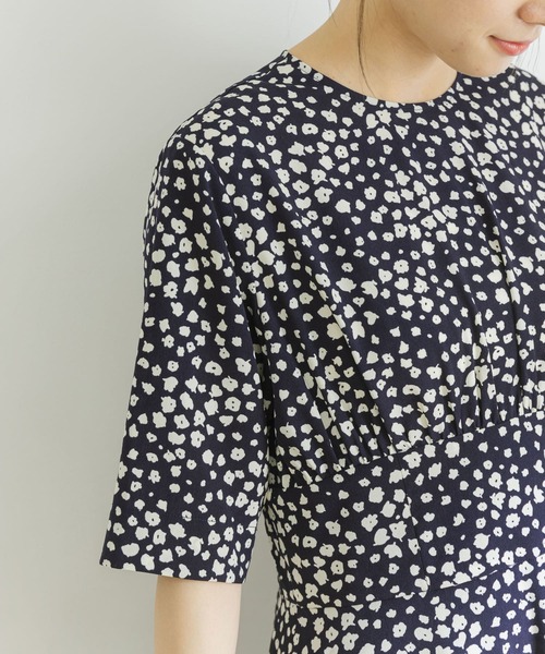 URBAN RESEARCH（アーバンリサーチ）の「ランダムフラワープリントワンピース（ワンピース・レディース・ブラック/ネイビー・38/36）」の15枚目の写真