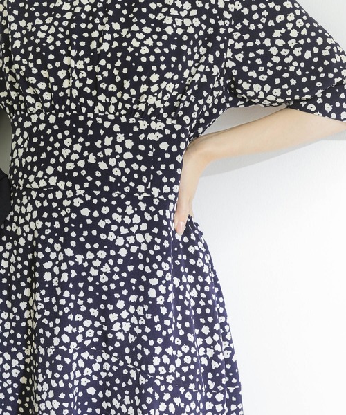 URBAN RESEARCH（アーバンリサーチ）の「ランダムフラワープリントワンピース（ワンピース・レディース・ブラック/ネイビー・38/36）」の7枚目の写真