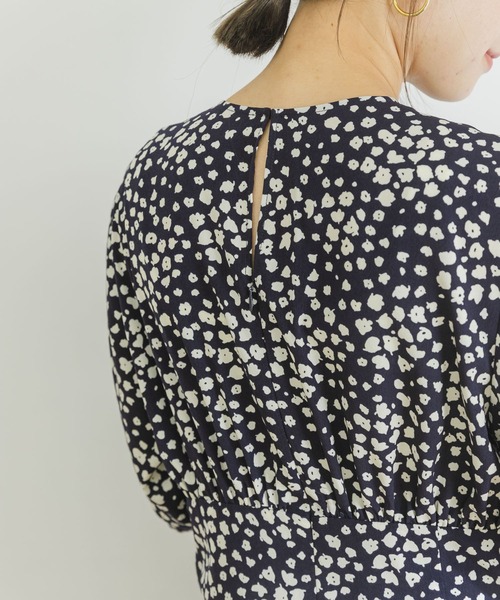 URBAN RESEARCH（アーバンリサーチ）の「ランダムフラワープリントワンピース（ワンピース・レディース・ブラック/ネイビー・38/36）」の11枚目の写真