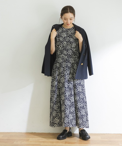 URBAN RESEARCH（アーバンリサーチ）の「ランダムフラワープリントワンピース（ワンピース・レディース・ブラック/ネイビー・38/36）」の5枚目の写真