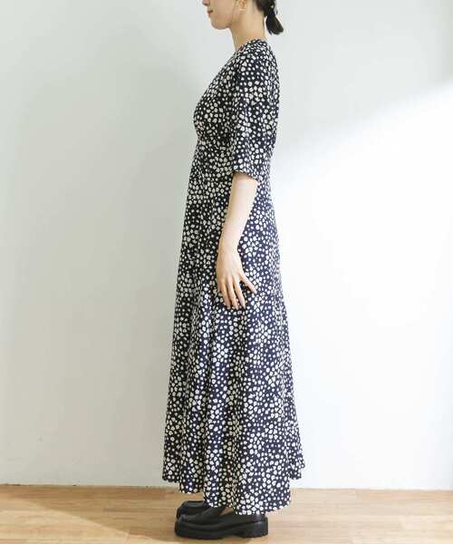 URBAN RESEARCH（アーバンリサーチ）の「ランダムフラワープリントワンピース（ワンピース・レディース・ブラック/ネイビー・38/36）」の9枚目の写真