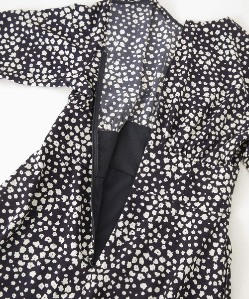 URBAN RESEARCH（アーバンリサーチ）の「ランダムフラワープリントワンピース（ワンピース・レディース・ブラック/ネイビー・38/36）」の13枚目の写真