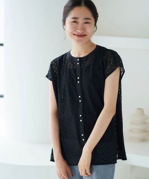 le.coeur blanc（ルクールブラン）の「フラワーレースパールボタンブラウス（シャツ/ブラウス・レディース・ブラック/オフホワイト/グリーン・38）」の2枚目の写真