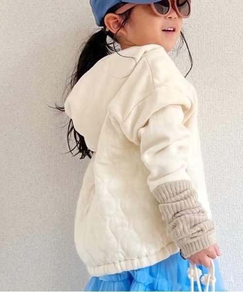 MAKE YOUR DAY(メイクユアデイ)の「キルティング後切替フーディー■80~140cm(パーカー・キッズ・アイボリー/チャコールグレー・80/90/100/110/120/130/140)」の2枚目の写真