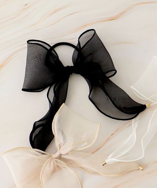 MAJESTIC LEGON（マジェスティックレゴン）の「クリアリボンヘアアクセ（ヘアゴム・レディース・ブラック/ベージュ/オフホワイト・FREE）」の2枚目の写真